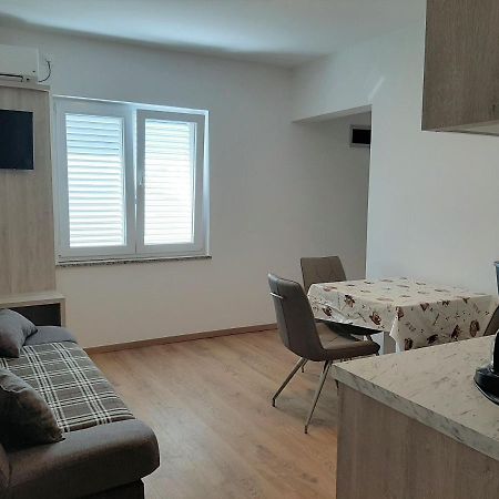 Apartments Edo Новаля Екстериор снимка
