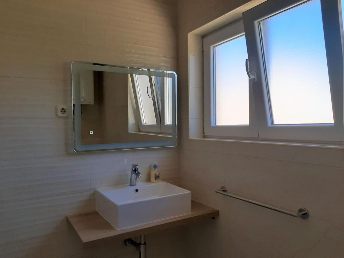 Apartments Edo Новаля Екстериор снимка