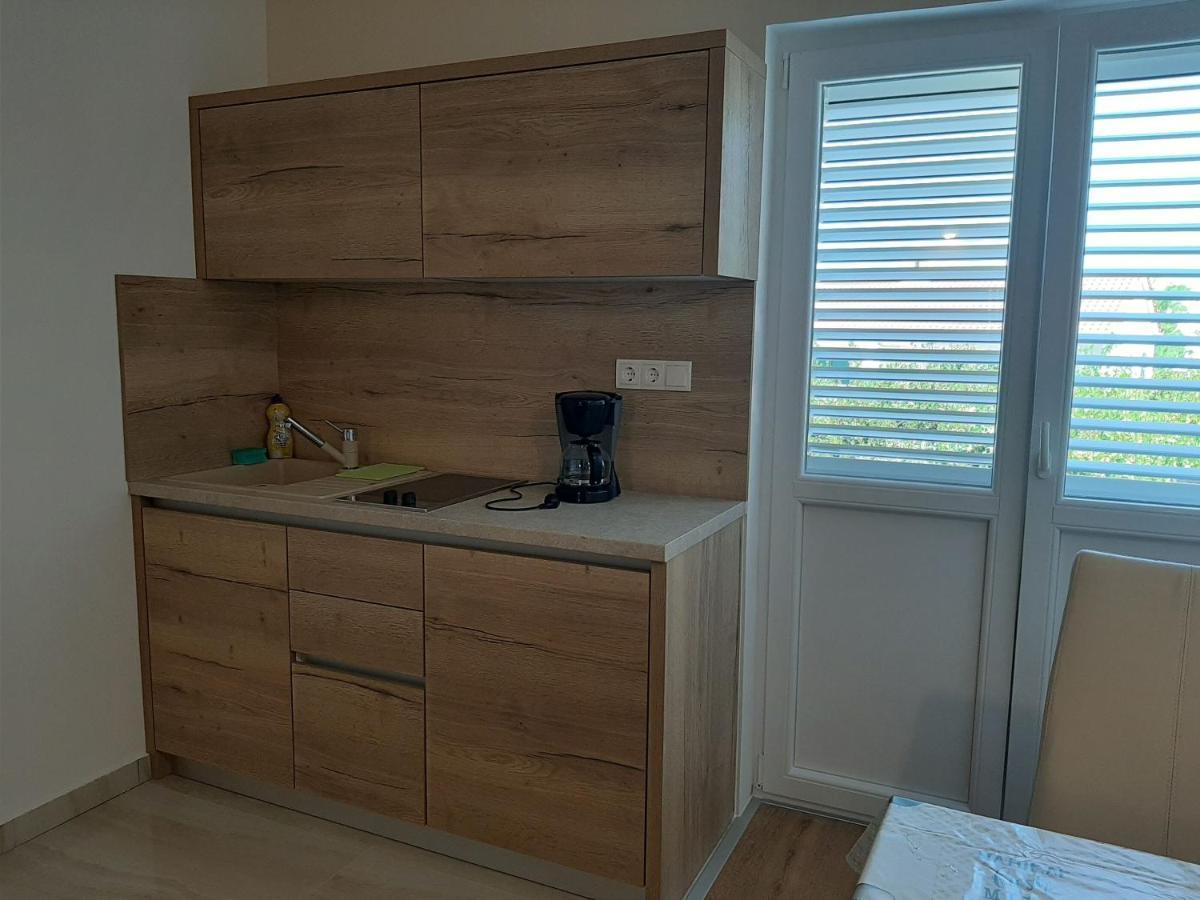 Apartments Edo Новаля Екстериор снимка