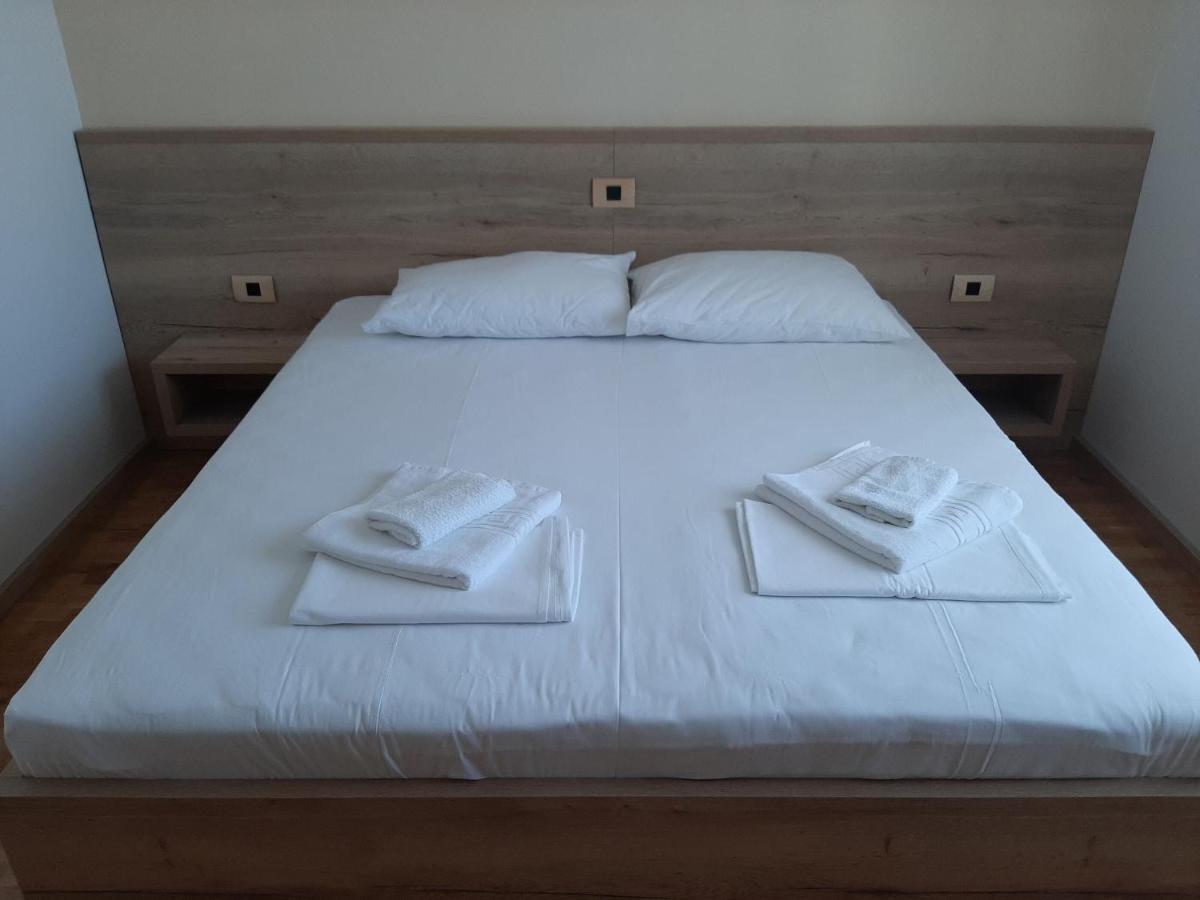 Apartments Edo Новаля Екстериор снимка