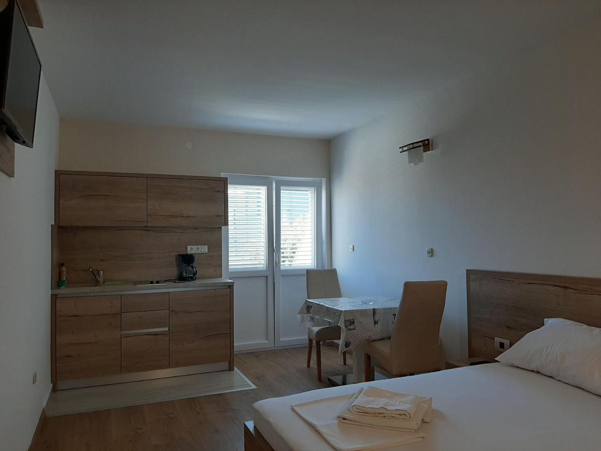 Apartments Edo Новаля Екстериор снимка