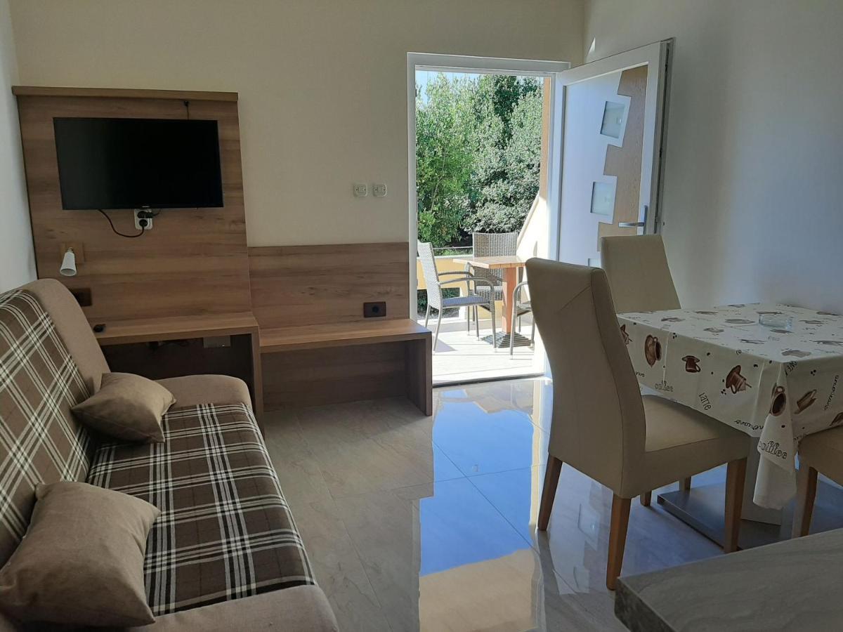 Apartments Edo Новаля Екстериор снимка