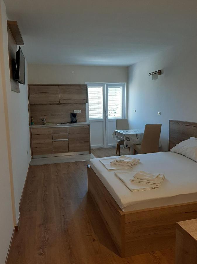 Apartments Edo Новаля Екстериор снимка