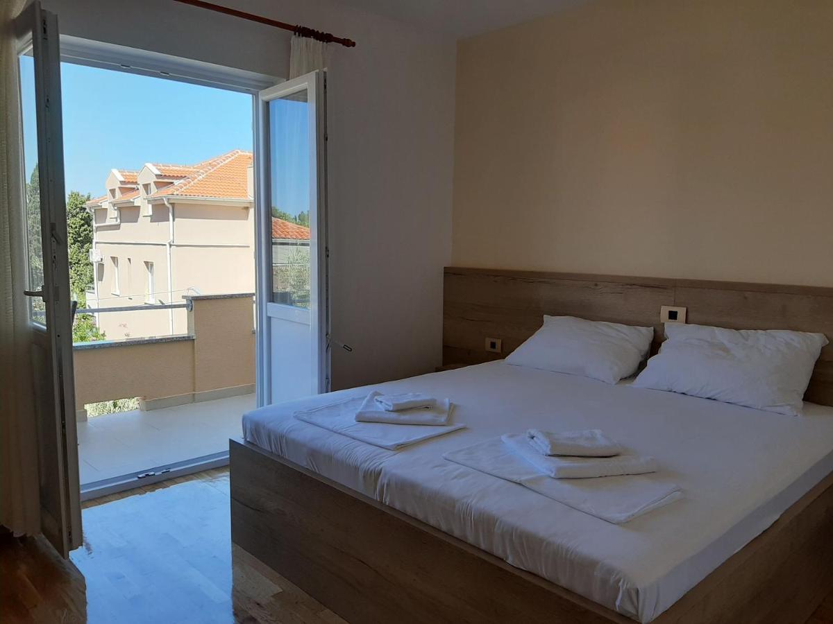 Apartments Edo Новаля Екстериор снимка