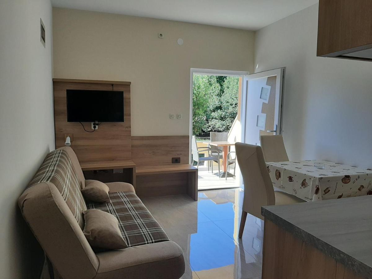 Apartments Edo Новаля Екстериор снимка