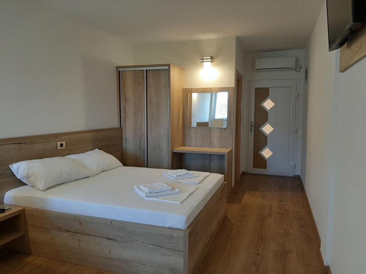 Apartments Edo Новаля Екстериор снимка