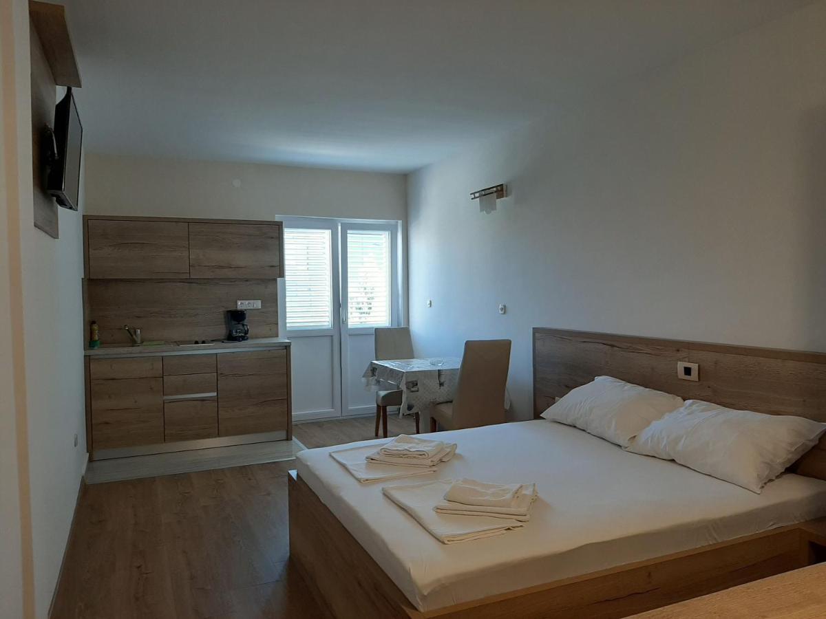 Apartments Edo Новаля Екстериор снимка