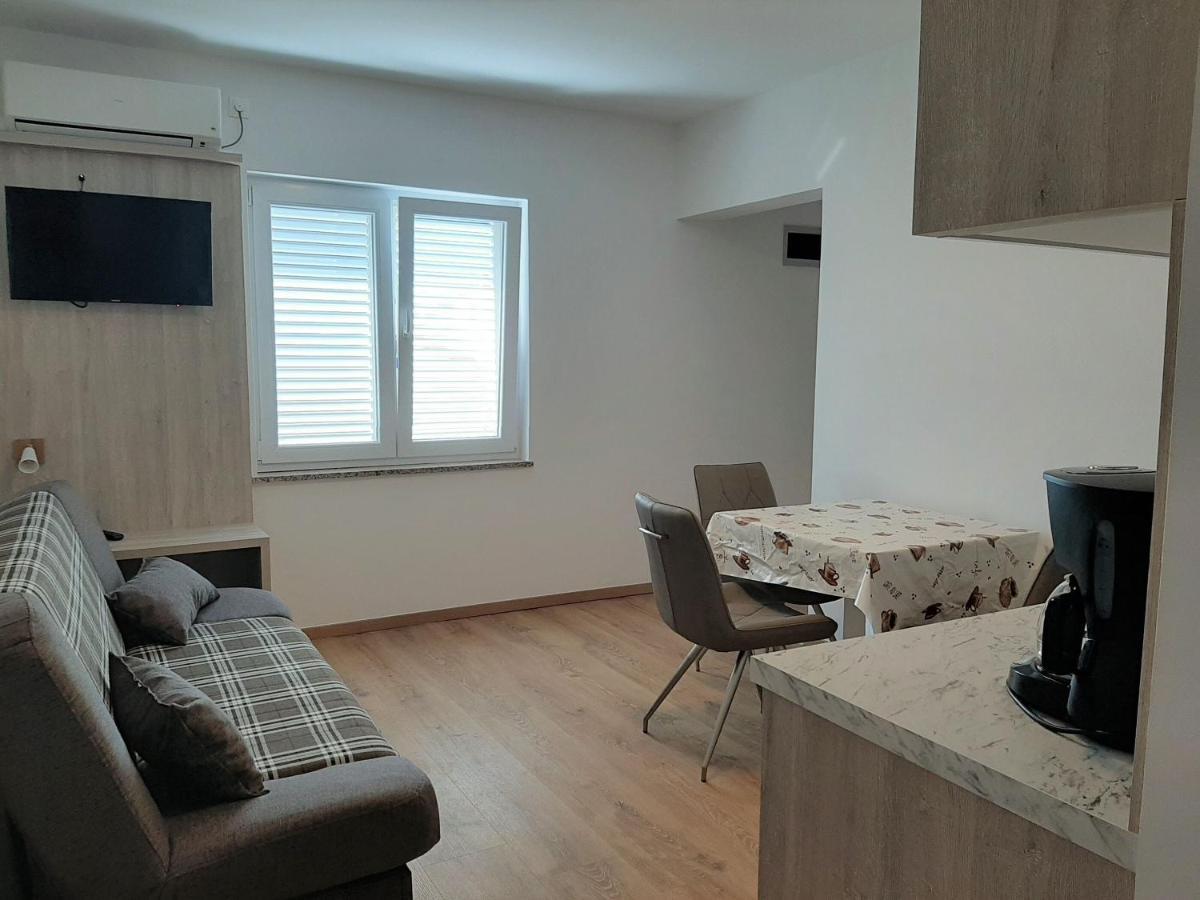 Apartments Edo Новаля Екстериор снимка