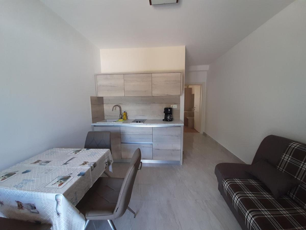 Apartments Edo Новаля Екстериор снимка
