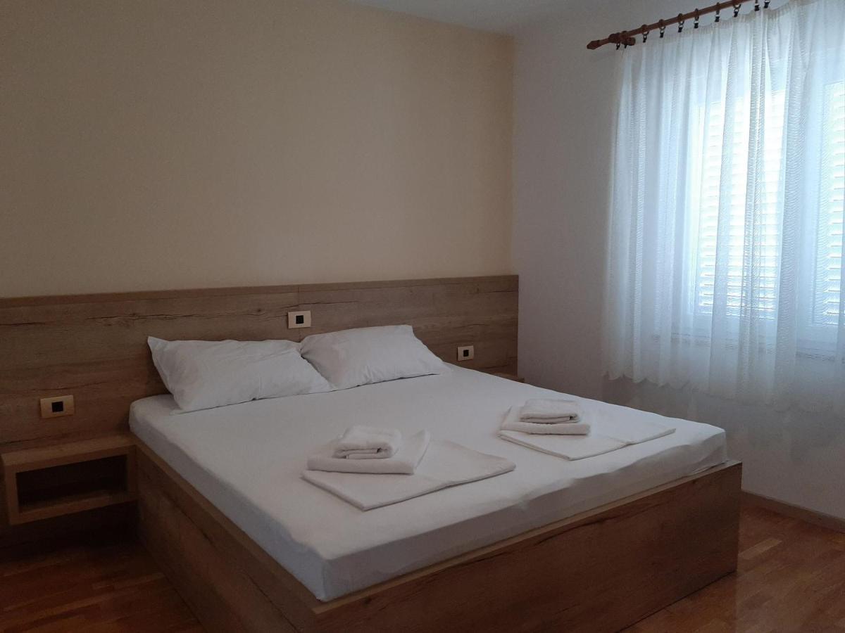 Apartments Edo Новаля Екстериор снимка