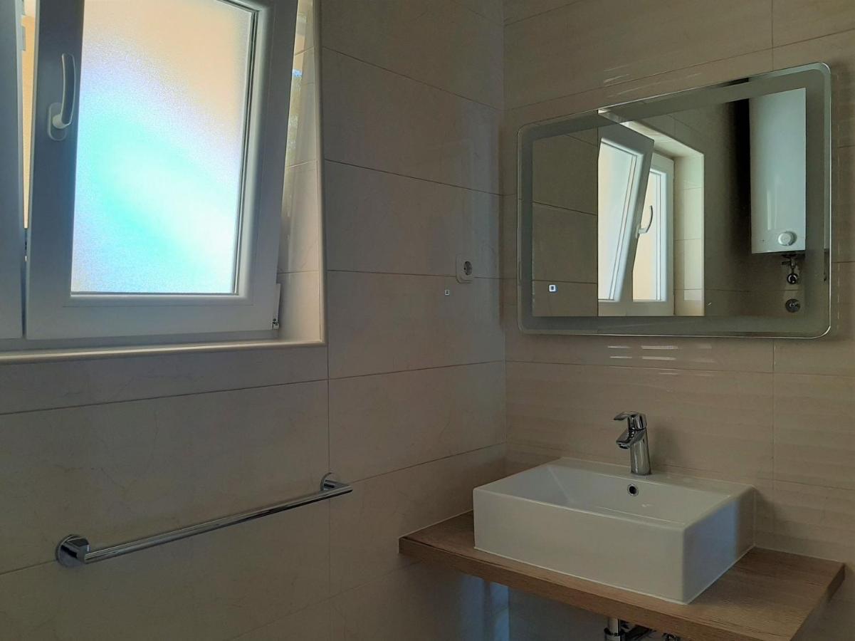 Apartments Edo Новаля Екстериор снимка